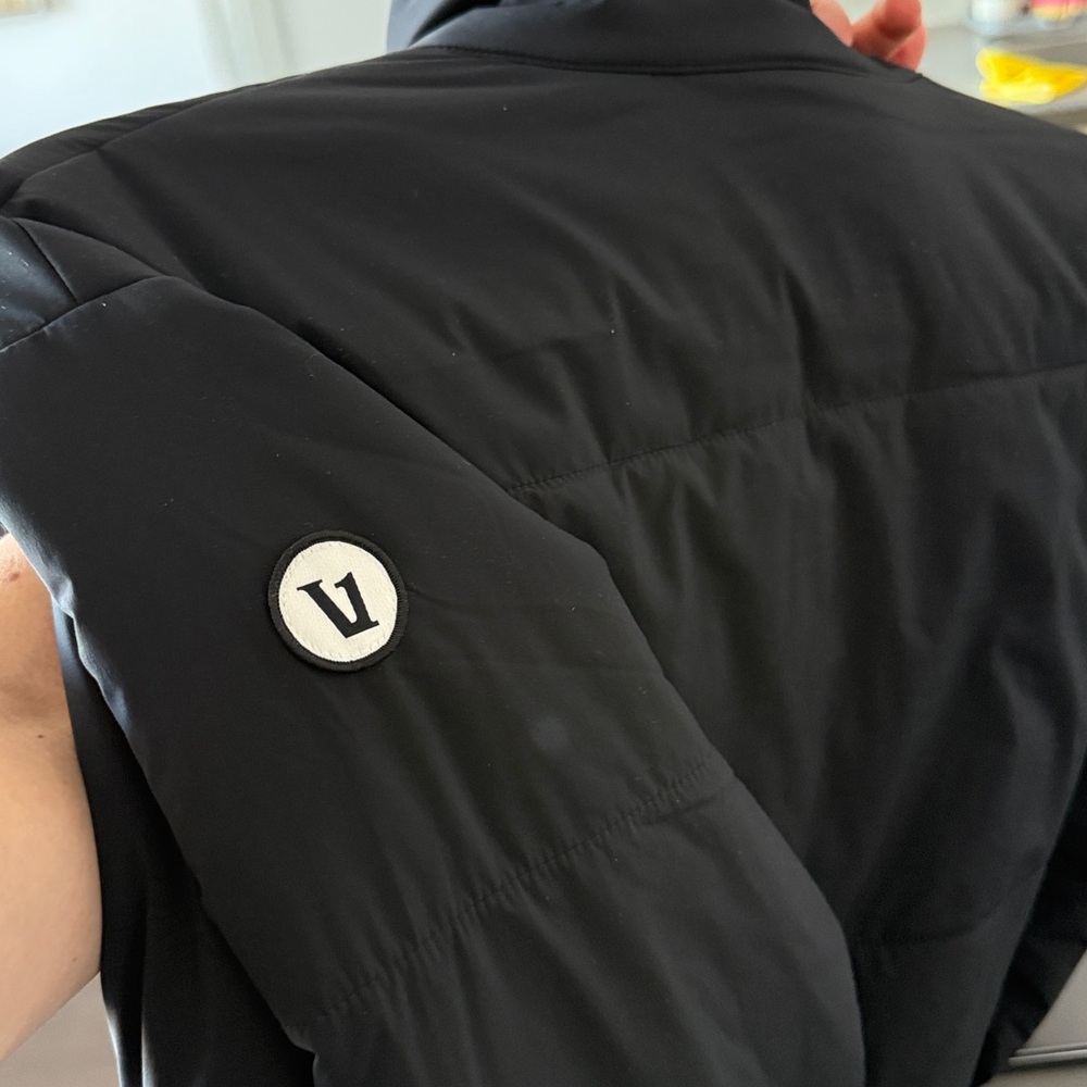 VUORI Canyon Insulated Black Puffer Jacket, Small - Picture 5 of 5